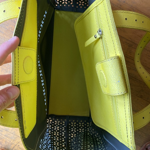 Yellow spring shoulder purse with cute cut out design - Picture 4 of 4